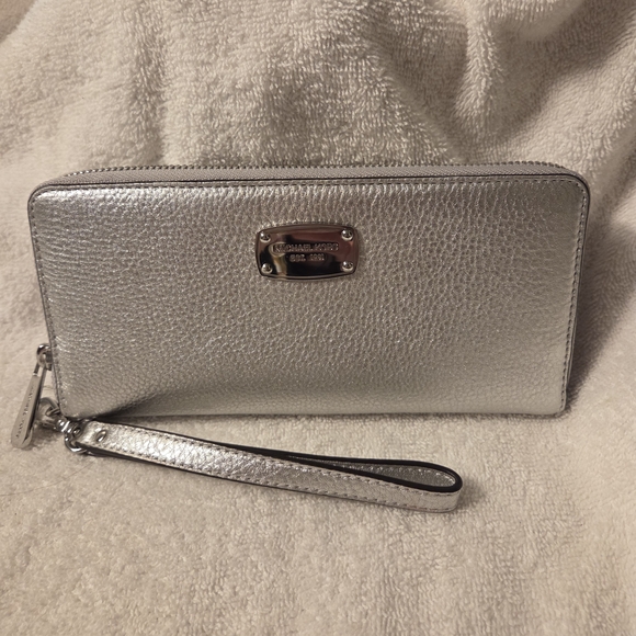 EUC  Michael Kors Silver Wristlet Clutch Fits Cellphones Gorgeous !!  preloved - Picture 1 of 16
